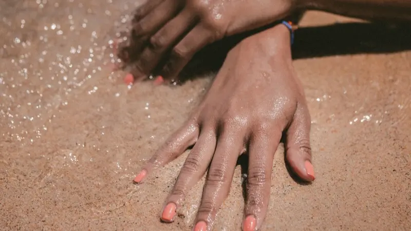 كيف يمكن تسمير البشرة بأسرع طريقة وبأمان؟