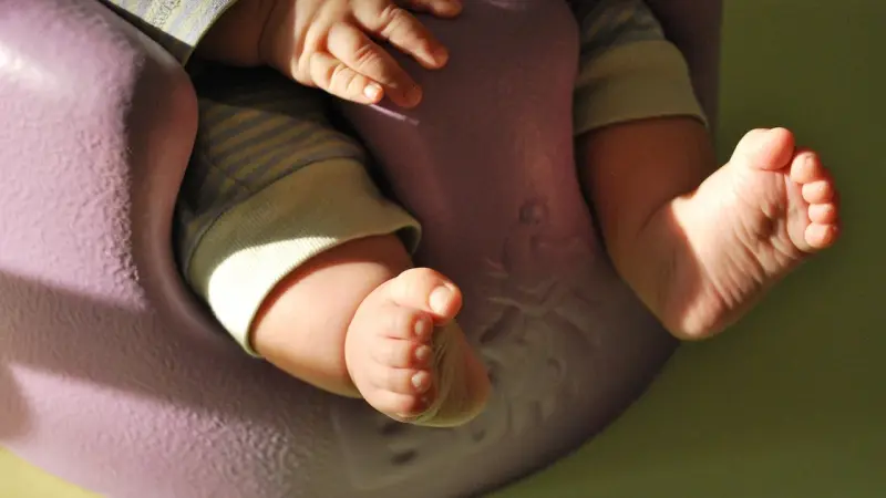 دراسة: الفقر يؤثر على نمو دماغ الرضع في عامهم الأول