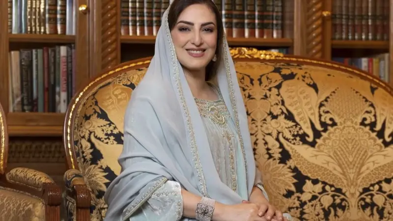 من هي حرم سلطان عمان التي خطفت الأنظار في زيارتها لمصر؟