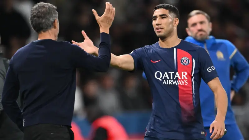 فيديو - لقاء طريف يجمع الركراكي وحكيمي بعد قمة سان جيرمان وبرشلونة
