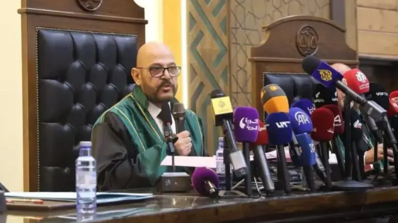 من هو القاضي فخر الدين العريان الذي أصدر أحكام الإعدام ضد الأسد وأذرعه؟