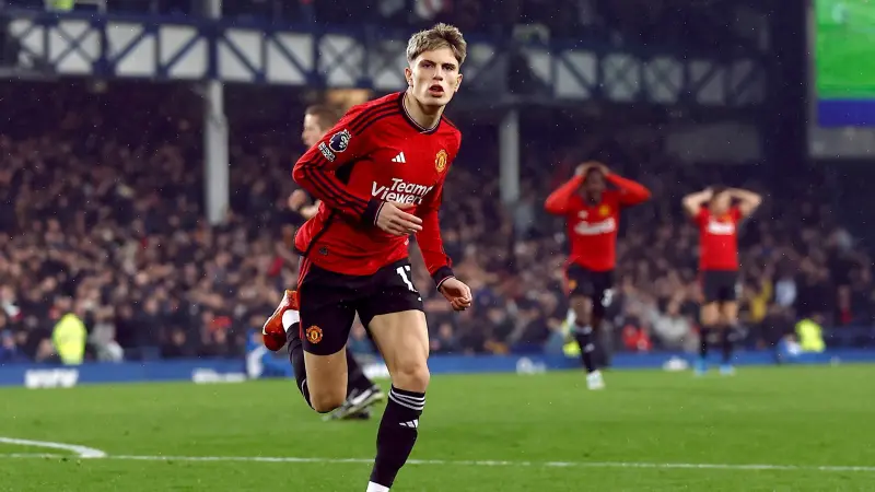 احتفل على طريقة رونالدو.. ماذا قال لاعب مانشستر يونايتد بعد هدفه الرائع في مرمى إيفرتون؟