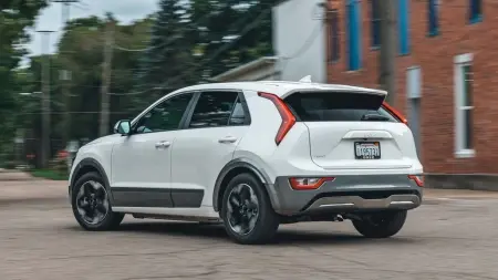 related_news_inside_blogsمنافسة شرسة تنهي مسيرة كيا نيرو الكهربائية مبكرا