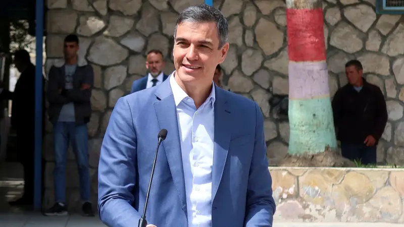 رئيس وزراء إسبانيا يفكر في الاستقالة بسبب زوجته