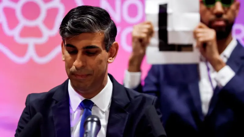 سوناك يقرّ بالخسارة ويعتذر للبريطانيين