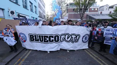 related_news_inside_blogsفيديو وصور - جماهير تشيلسي تنظم وقفة احتجاجية ضد الإدارة قبل مباراة مانشستر يونايتد