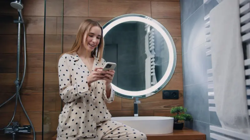 الهاتف في المرحاض يزيد من خطر الإصابة بالبواسير