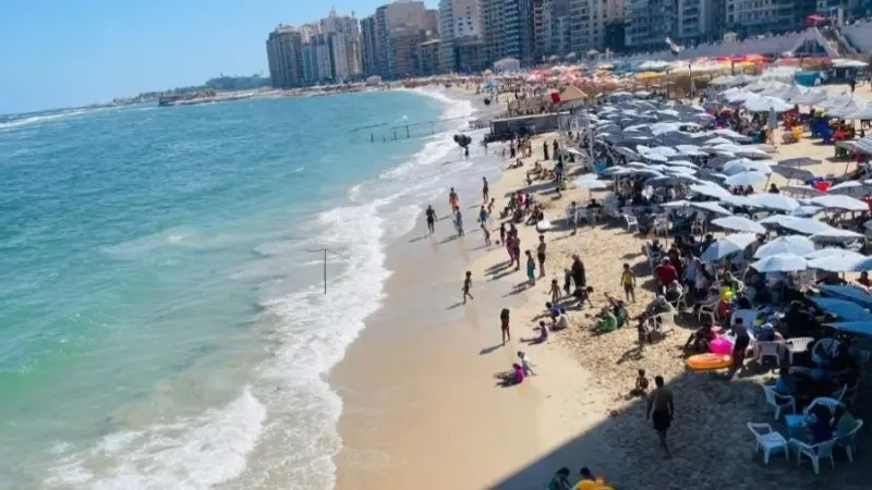 شواطئ الإسكندرية ترفع الرايات الصفراء بعد انتهاء "اضطرابات أغسطس"