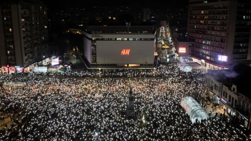 فوضى وقنابل من الدخان في البرلمان الصربي.. ماذا يحصل؟