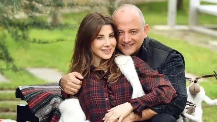 فيديو – "قبلة مفاجئة".. نانسي عجرم تشارك لحظة رومانسية مع زوجها