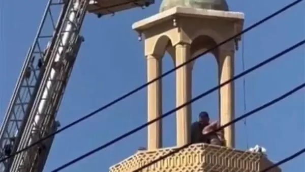 فيديو - شاب مصري يحاول الانتحار من مئذنة مسجد.. وتصرف غريب بعد الإنقاذ