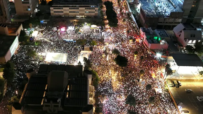 فيديو - تظاهرات ضخمة في تل أبيب للمطالبة بصفقة لتحرير الأسرى