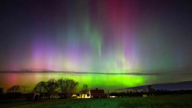 صور - العاصفة الشمسية.. ليلة ثالثة من الأضواء القطبية