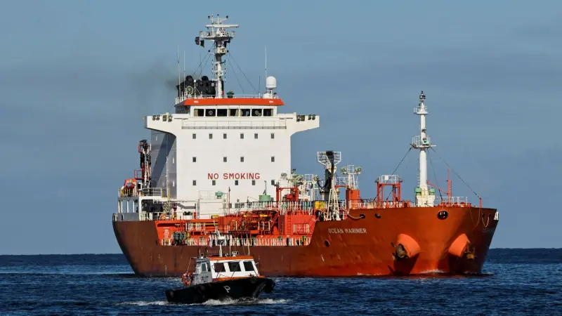 فنزويلا تستعيد ناقلات نفط أبحرت في "وضع التخفي"