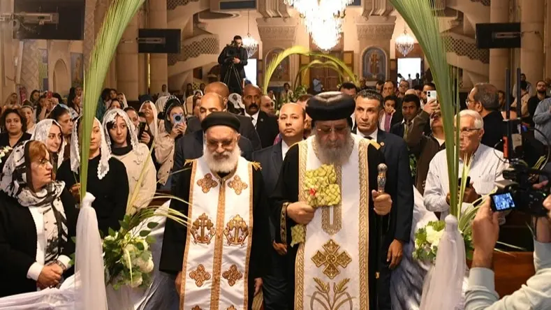 صور - في أجواء مبهجة.. مسيحيو مصر يحتفلون بـ"أحد السعف"