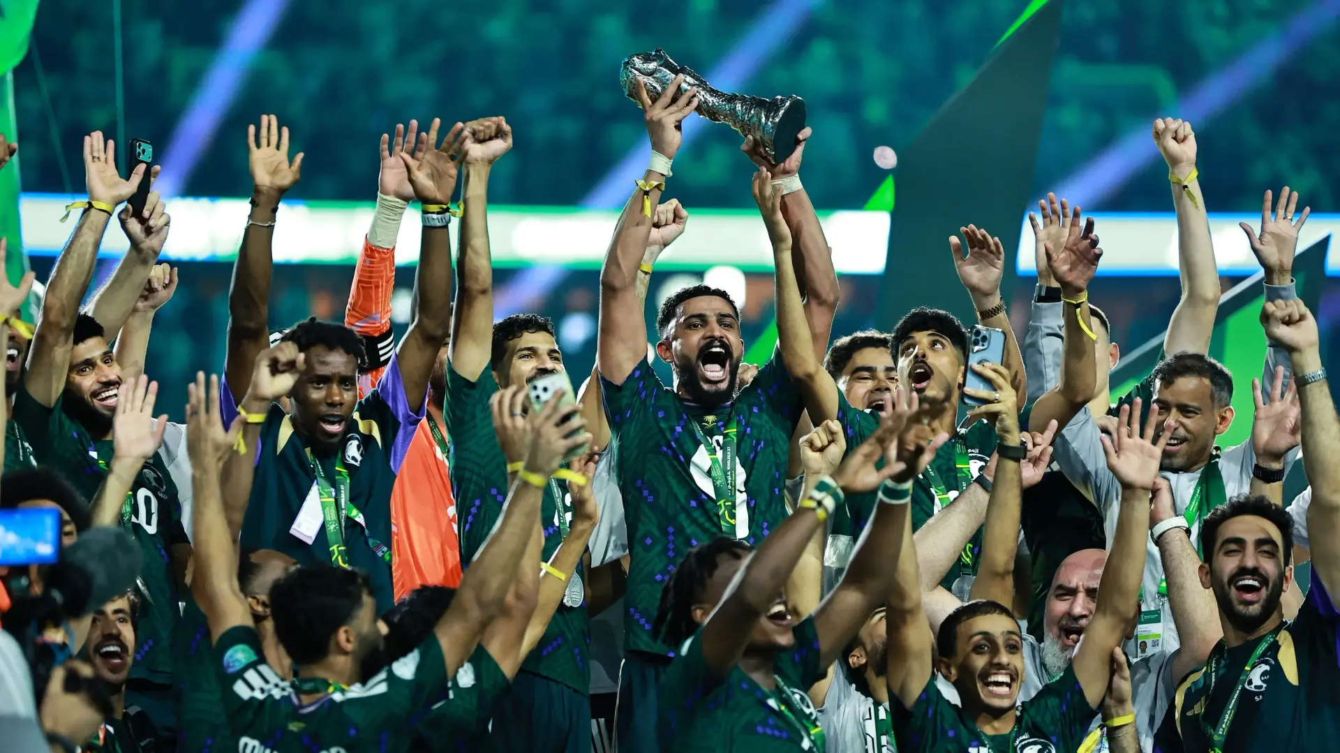 السعودية تصعد إلى عرش كرة القدم الخليجية (رويترز) السعودية تصعد إلى عرش كرة القدم الخليجية (رويترز)