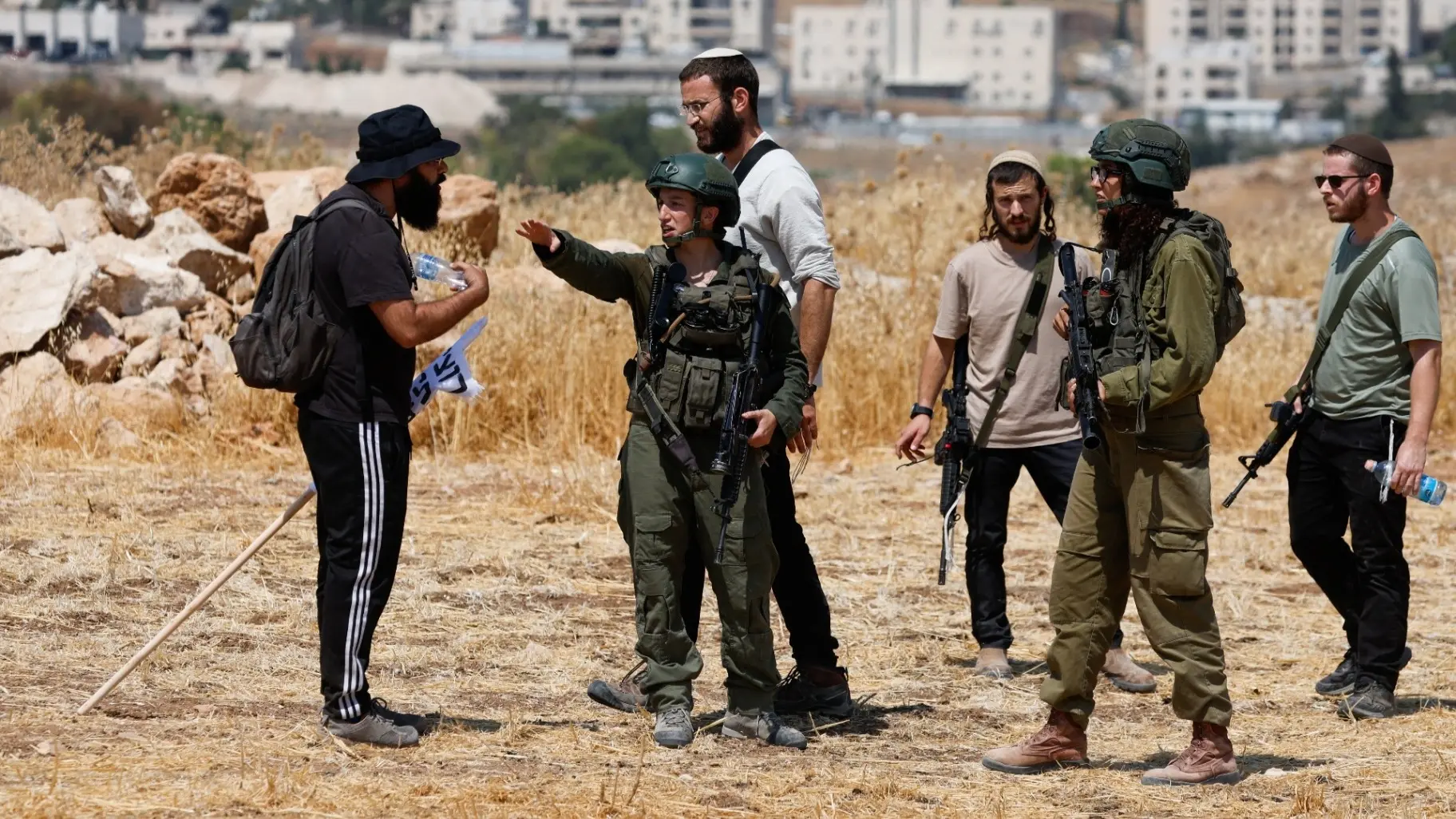 اقتحام ومداهمة في عدد من مدن وبلدات الضفة الغربية (رويترز) اقتحام ومداهمة في عدد من مدن وبلدات الضفة الغربية (رويترز)