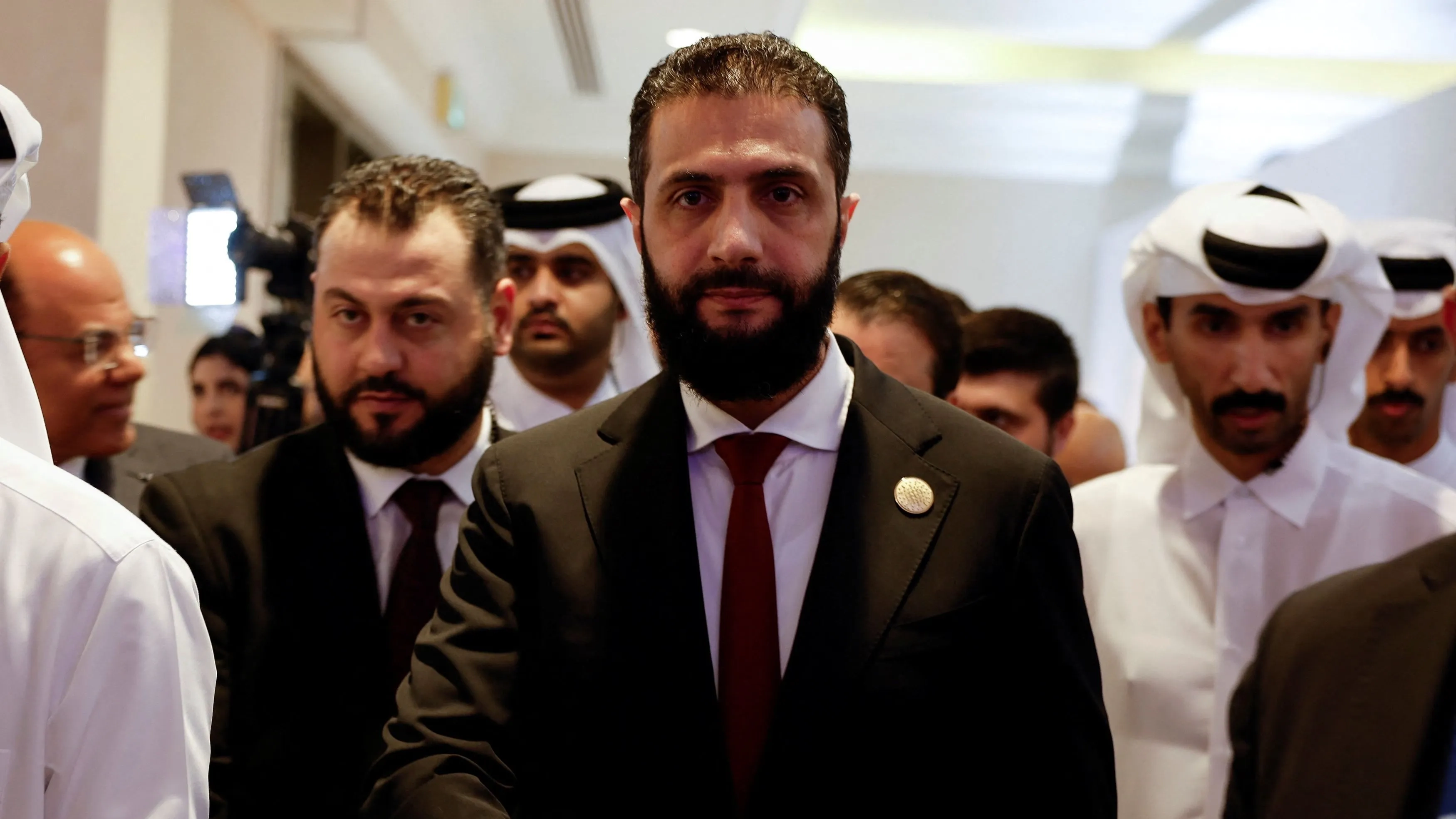 المشهد باختصار: الشرع يُدافع عن العلويين.. وإيران تُلاحق النساء 