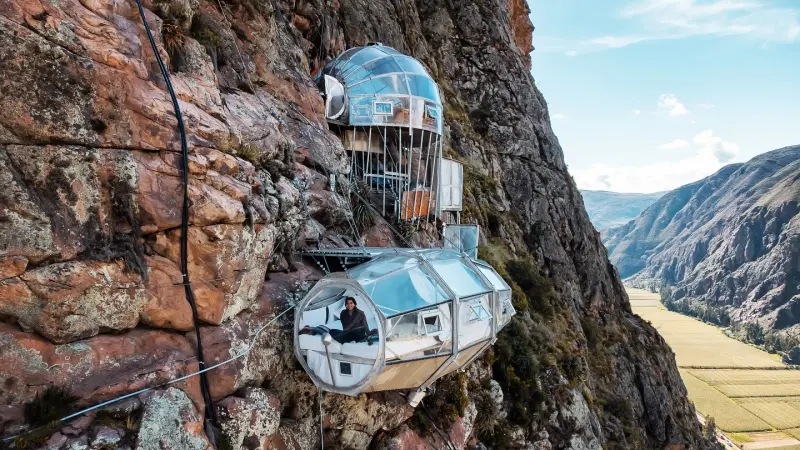 أخطر فندق في العالم.. كبسولة زجاجية معلقة على ارتفاع 1300 قدم