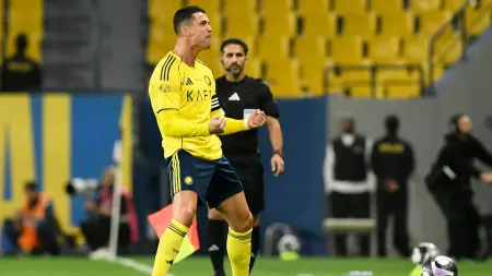 related_news_inside_blogsفيديو - رونالدو يحتفل بهدفه الـ964.. كم يحتاج ليصل إلى 1000 هدف؟