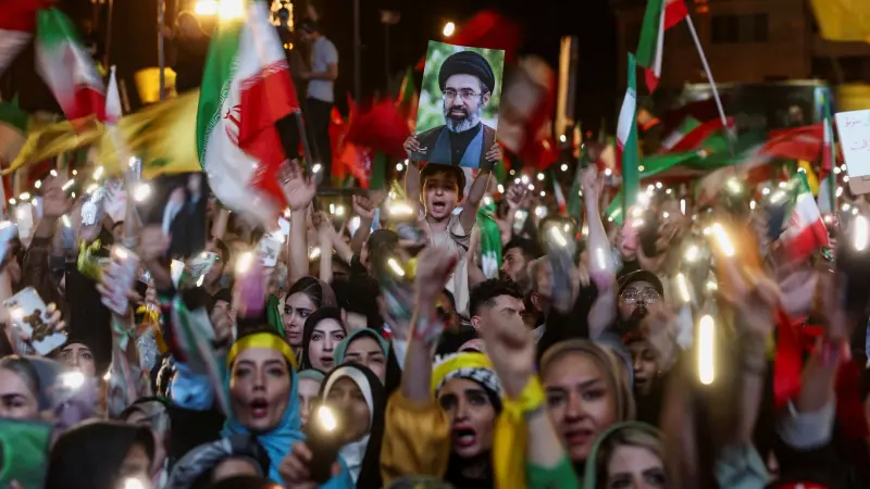 4 أزمات تهز طهران.. هل يُنقذ الاتفاق مع واشنطن النظام الإيراني؟