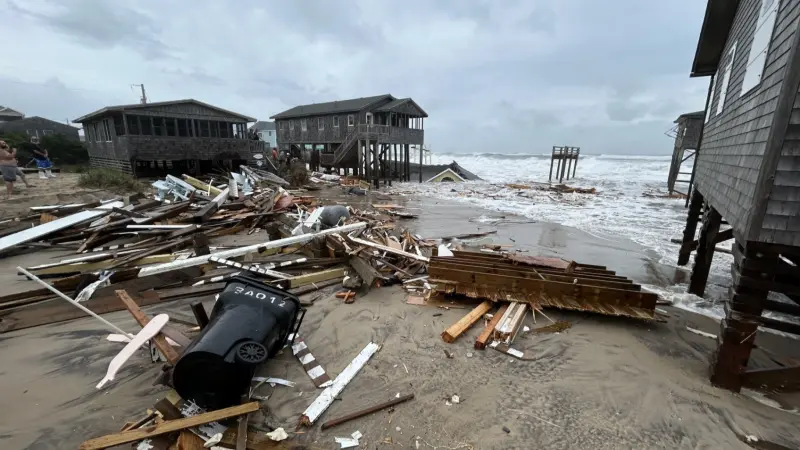 شاهد.. انهيار منازل جراء إعصارين في نورث كارولينا