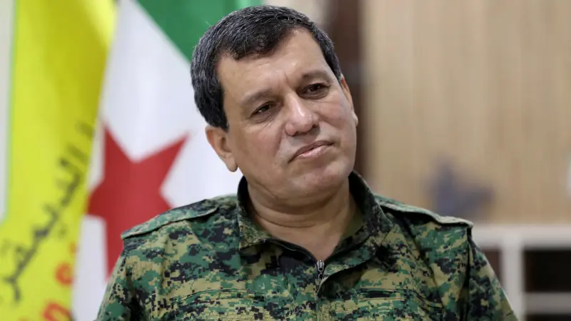 مظلوم عبدي يعلن إنجاز دمج المؤسسات الكردية في الدولة السورية