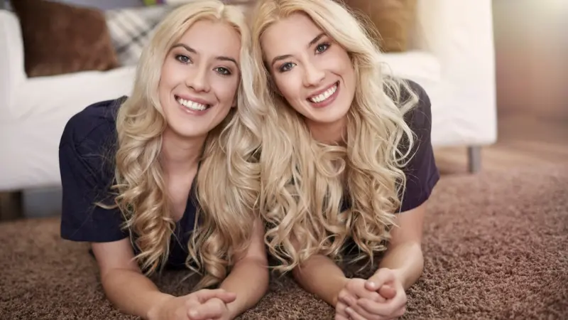 هل يصاب التوأم بالأمراض نفسها؟ معلومات تعرفونها للمرة الأولى