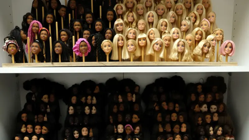 صور - سنوات من التأثير على عالم البشر.. "باربي" تحتفل بعيدها الـ65