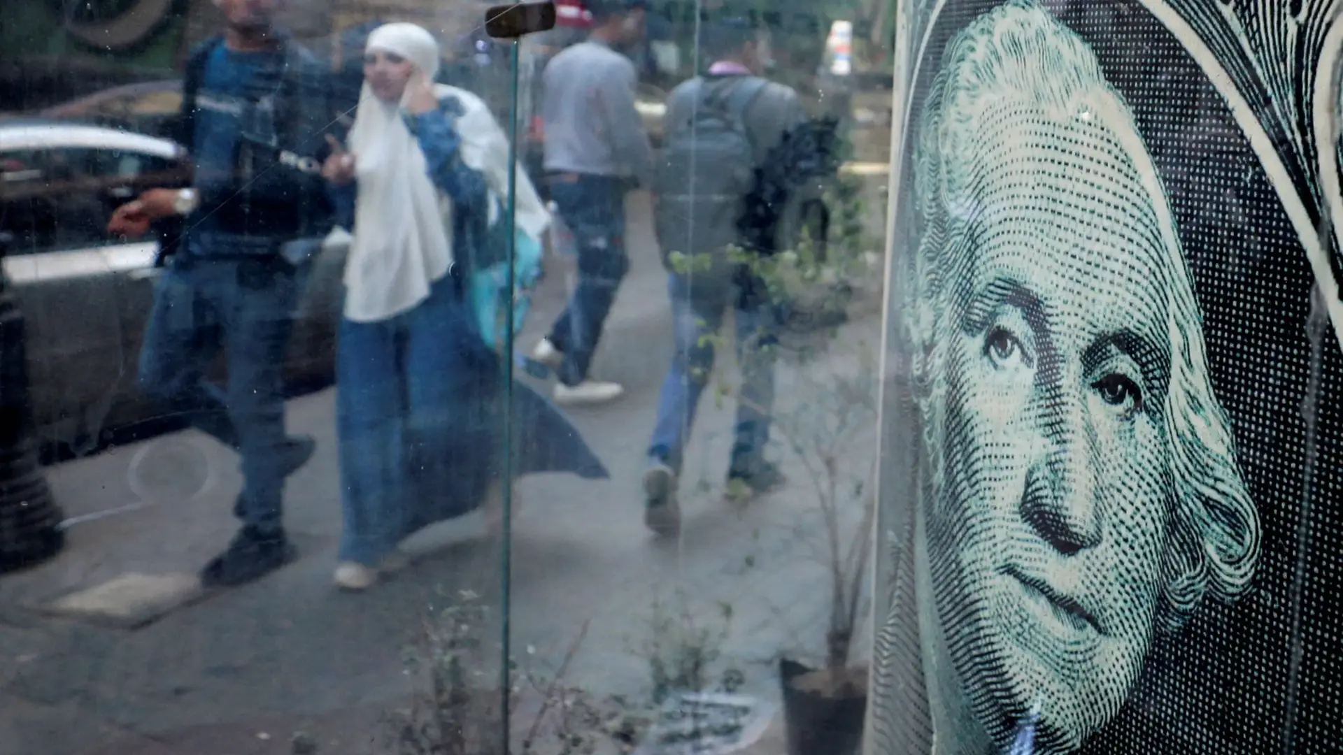 الجنيه المصري يستقر بالتزامن مع إجازة البنوك لـ 3 أيام (رويترز) الجنيه المصري يستقر بالتزامن مع إجازة البنوك لـ 3 أيام (رويترز)