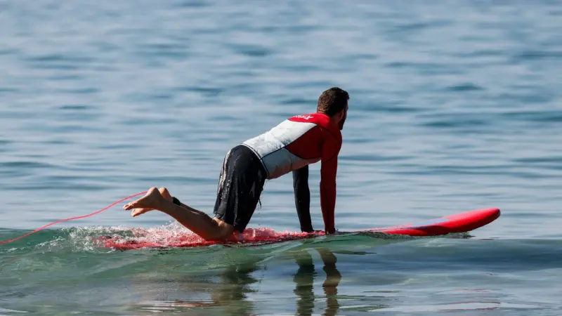 رغم المخاطر.. سباحو غزة يجدون في البحر مكانا للتدريب