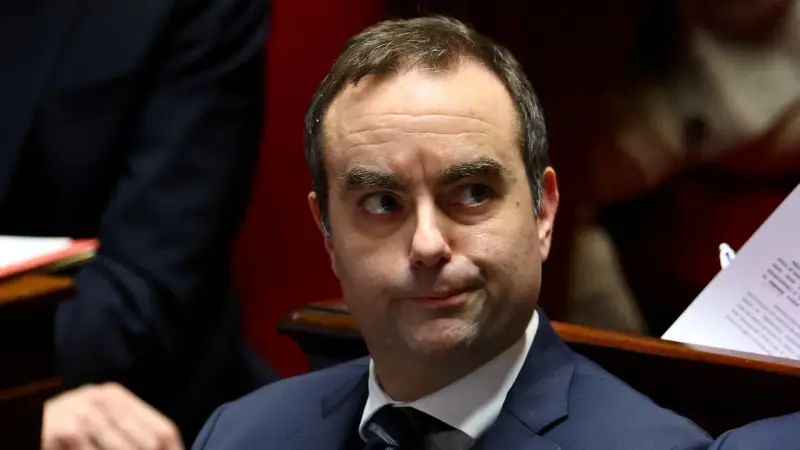 بعد تهديد بحجب الثقة.. رئيس وزراء فرنسا يدرس تنظيم انتخابات مبكرة