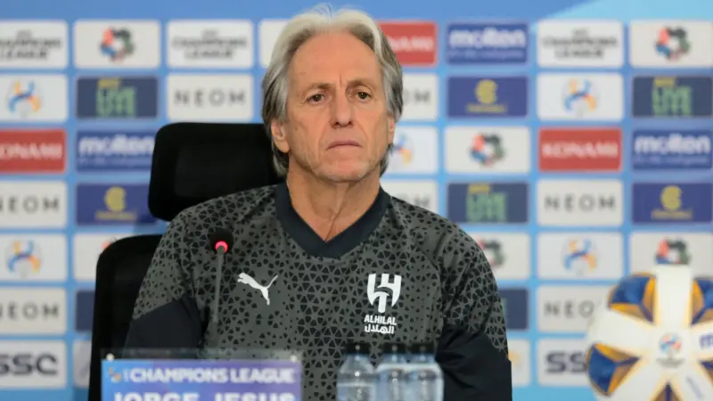 الهلال السعودي يحدد موقفه من تجديد عقد مدربه جيسوس