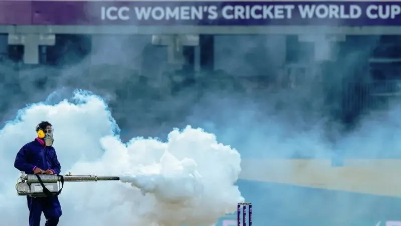 فيديو - رذاذ حشرات يُشعل أزمة في مباراة كريكيت بين الهند وباكستان