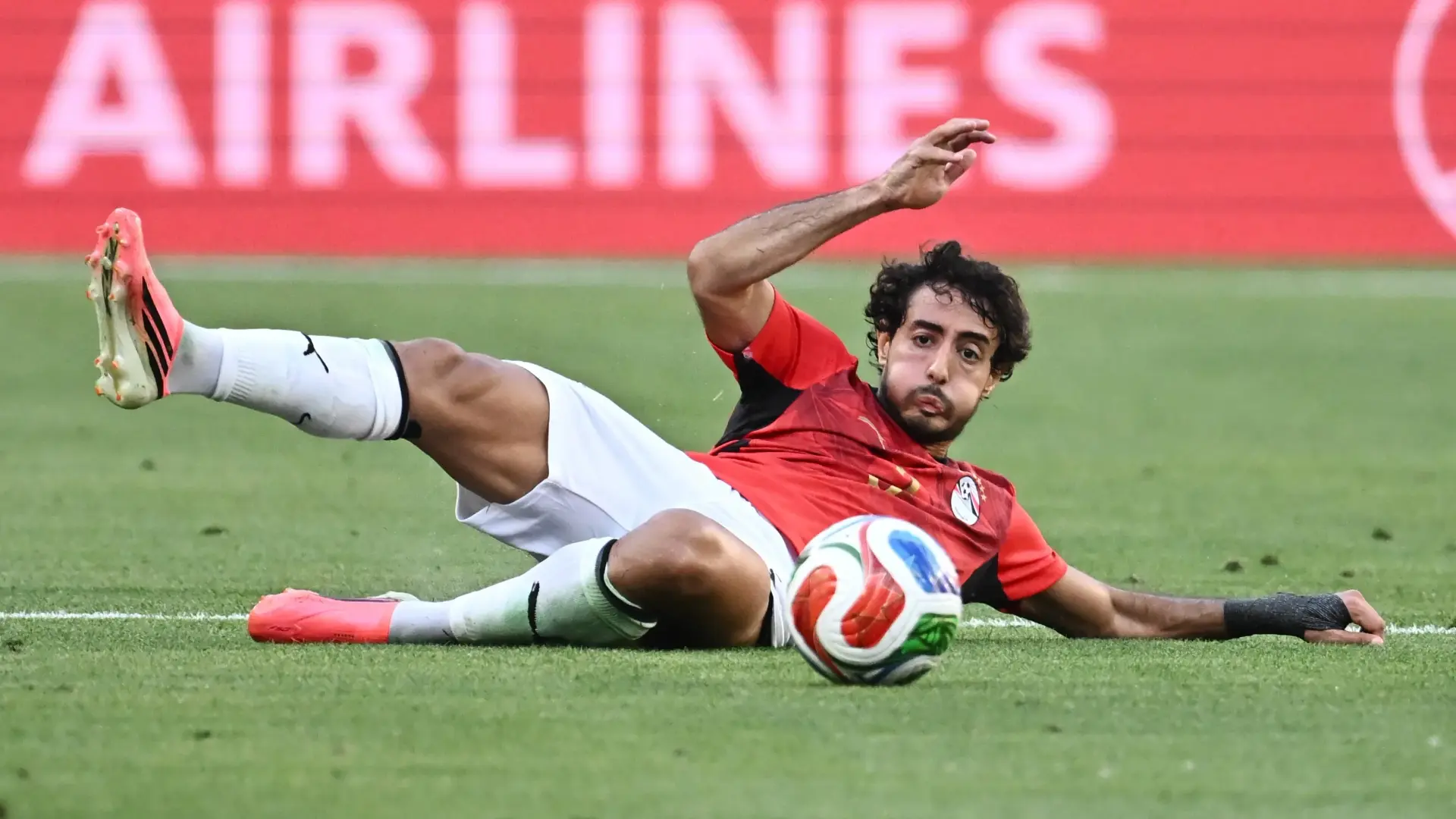 توتر بين إدارة الأهلي لتجديد عقد محمد هاني وياسر إبراهيم (رويترز) توتر بين إدارة الأهلي لتجديد عقد محمد هاني وياسر إبراهيم (رويترز)