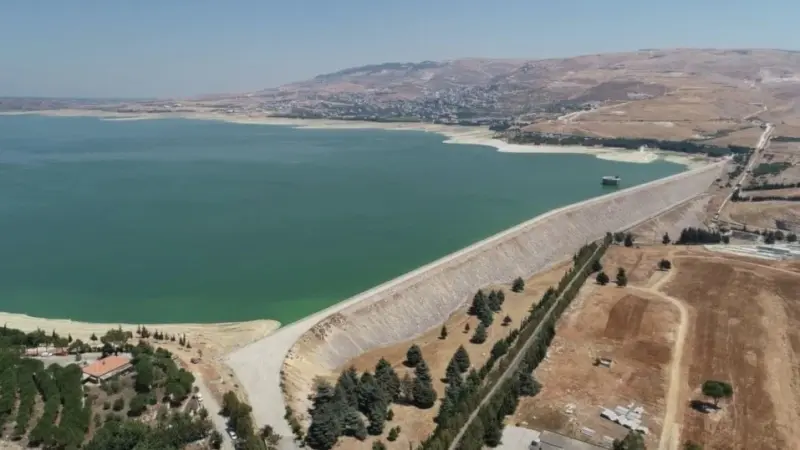 فيديو - تحذيرات عاجلة لتأمين محيط سد القرعون بعد غارة إسرائيلية قربه