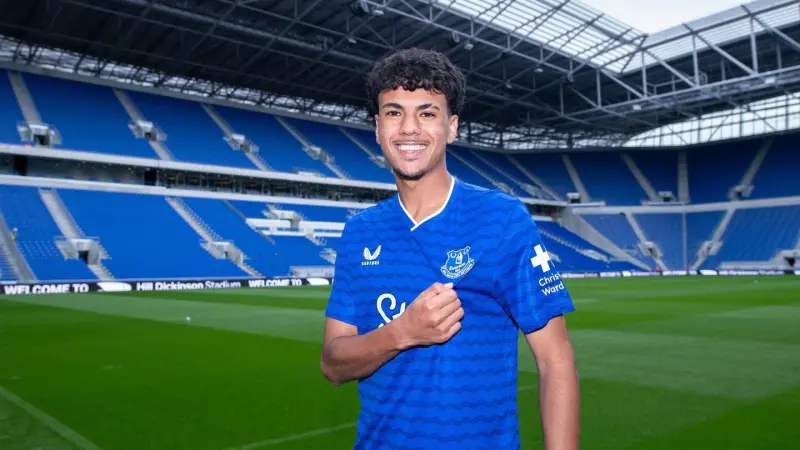 تفاصيل انتقال المغربي آدم أزنو إلى إيفرتون الإنجليزي