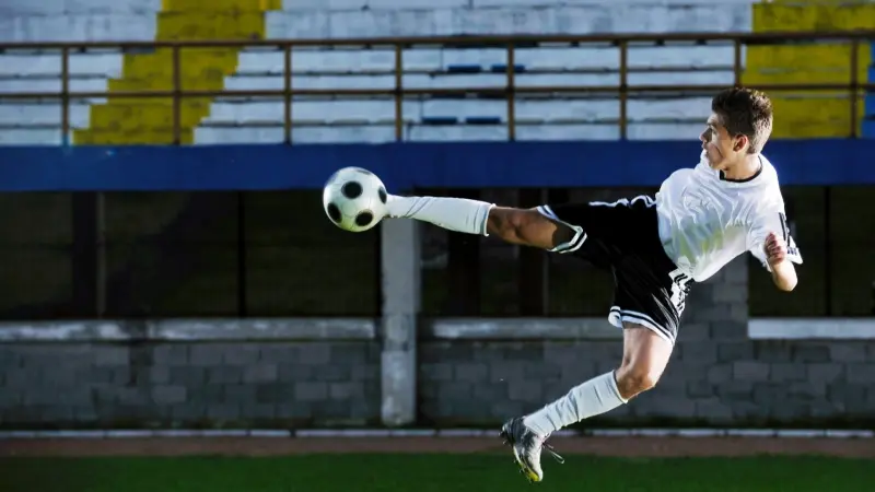 "حمى كرة القدم".. ما تأثيرها على اللاعبين والمشجعين؟