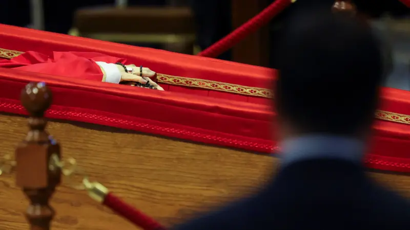 صور أثارت غضبا عالميا.. مشيّعون يلتقطون "سيلفي" مع جثمان البابا فرنسيس