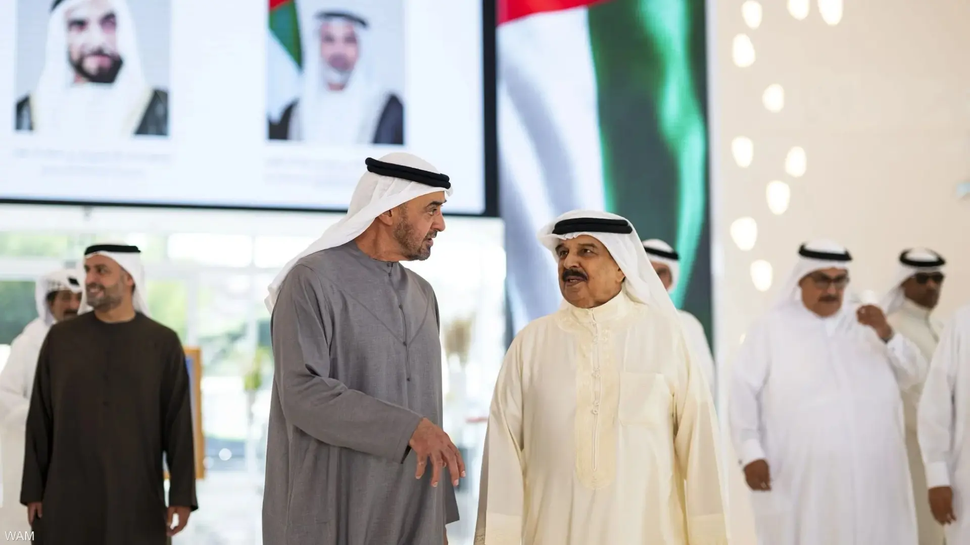 الشيخ محمد بن زايد والملك حمد بن عيسى استعرضا عددا من القضايا الإقليمية والدولية (وام) الشيخ محمد بن زايد والملك حمد بن عيسى استعرضا عددا من القضايا الإقليمية والدولية (وام)