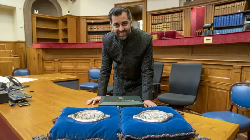 وسط خلاف حزبي.. حمزة يوسف يؤدي اليمين رئيسا لحكومة اسكتلندا