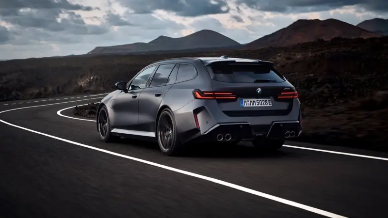 "BMW M5 Touring" الجديدة.. تجربة قيادة استثنائية