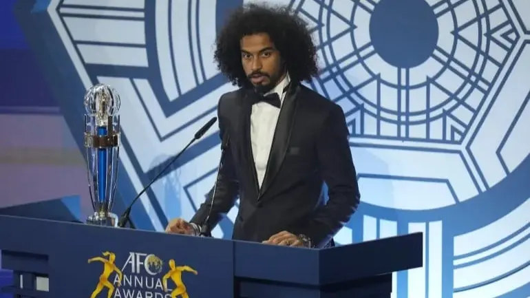 كم مرة حقق أكرم عفيف جائزة أفضل لاعب في آسيا بعد فوز الدوسري؟