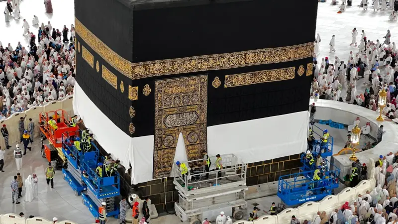 فيديو - رفع كسوة الكعبة المشرفة استعدادًا لموسم الحج