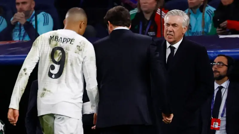 أنشيلوتي يبرّئ مبابي من أزمة ريال مدريد الفنية.. وهذا رأيه في فينيسيوس