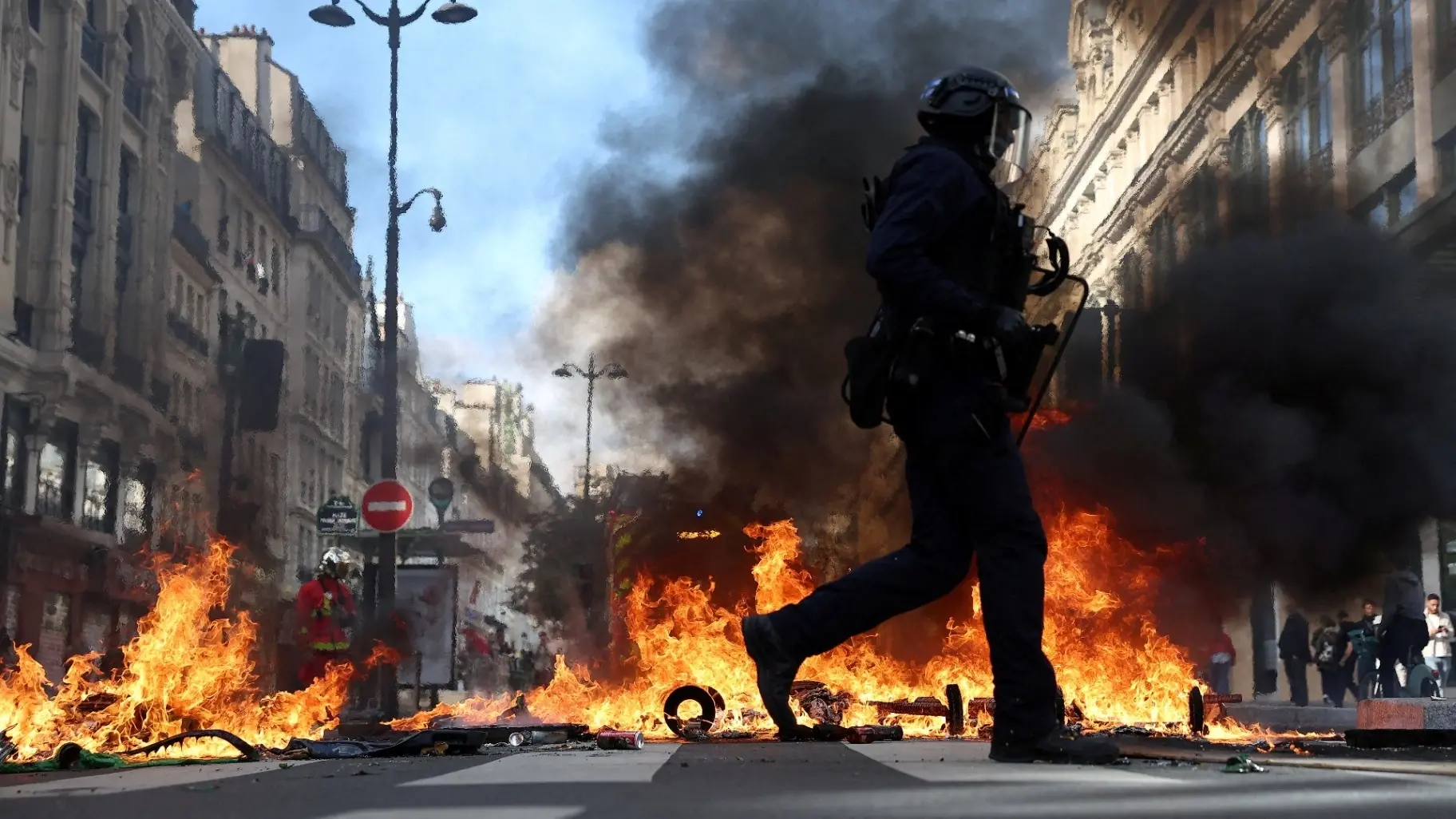العديد من الشباب خرجوا إلى الشوارع في بلدان في مختلف أنحاء أوروبا (رويترز) العديد من الشباب خرجوا إلى الشوارع في بلدان في مختلف أنحاء أوروبا (رويترز)