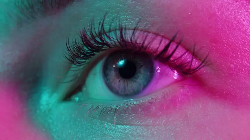 طبيب يحذر من الرموش الصناعية