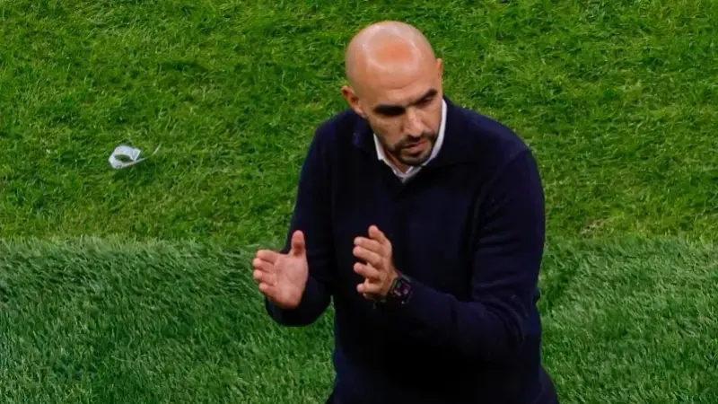 الركراكي يكشف تطورات إصابة رومان سايس.. ماذا قال؟