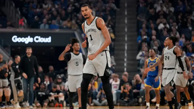 ويمبانياما يقود سان أنتونيو سبيرز لانتصار كاسح على ووريرز