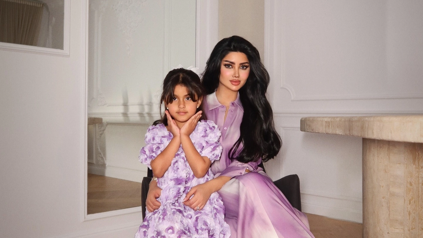 ملكة كابلي: ابنتي قمر محور حياتي 